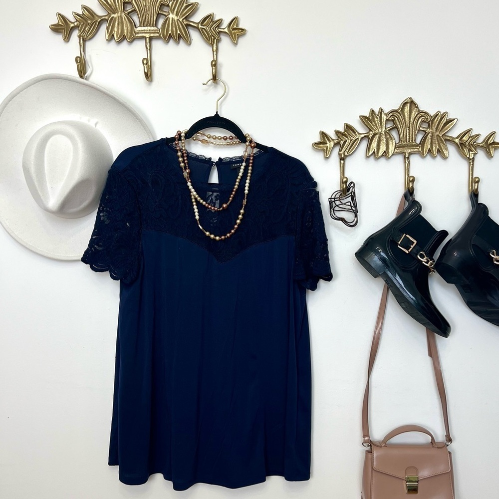 Chic lace fusion short sleeve top L ptp 22” l 29”